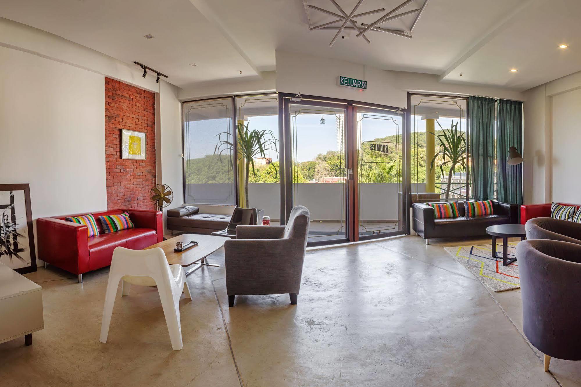 Roomies Suites Batu Ferringhi Exterior foto