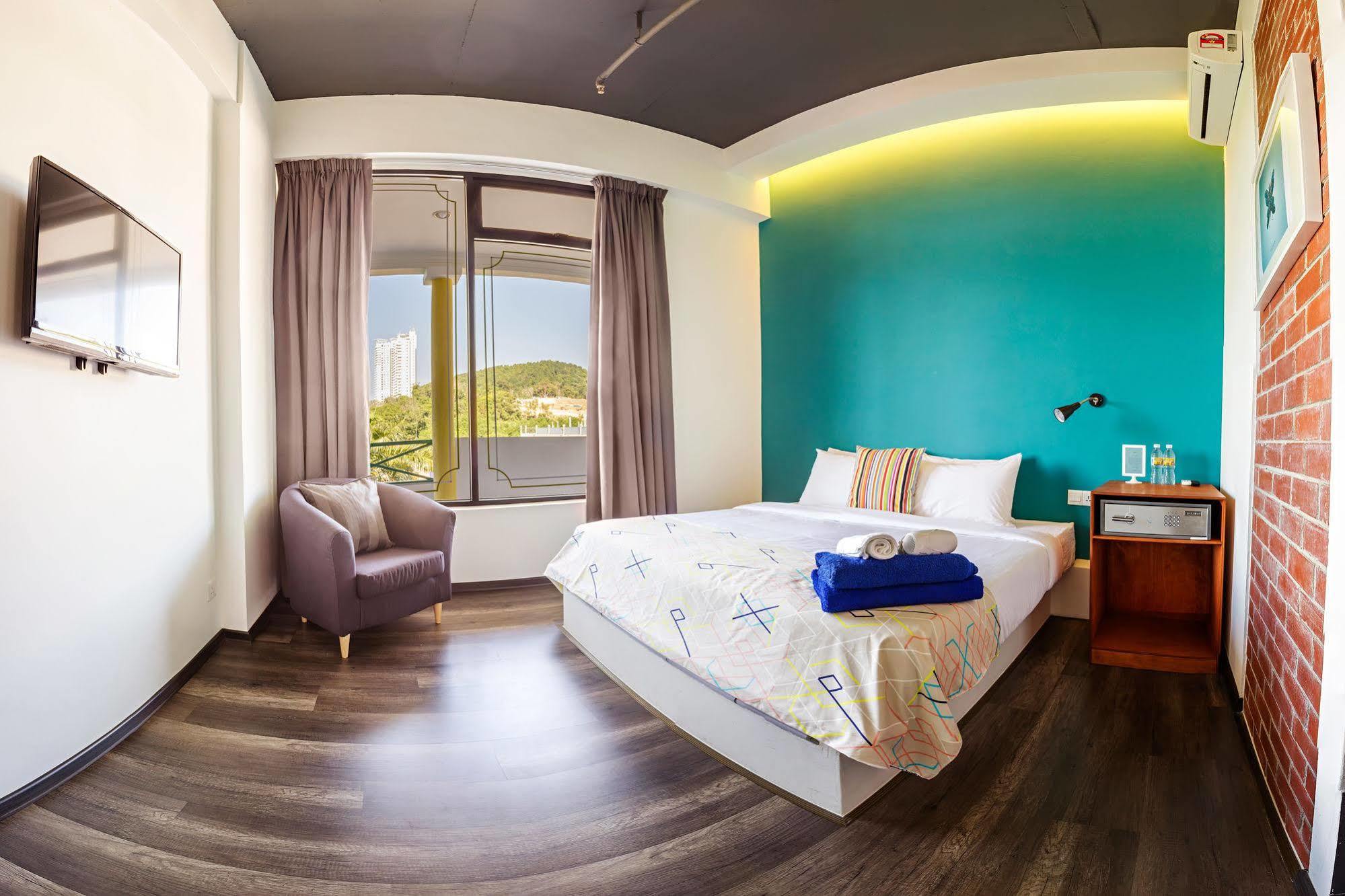 Roomies Suites Batu Ferringhi Exterior foto