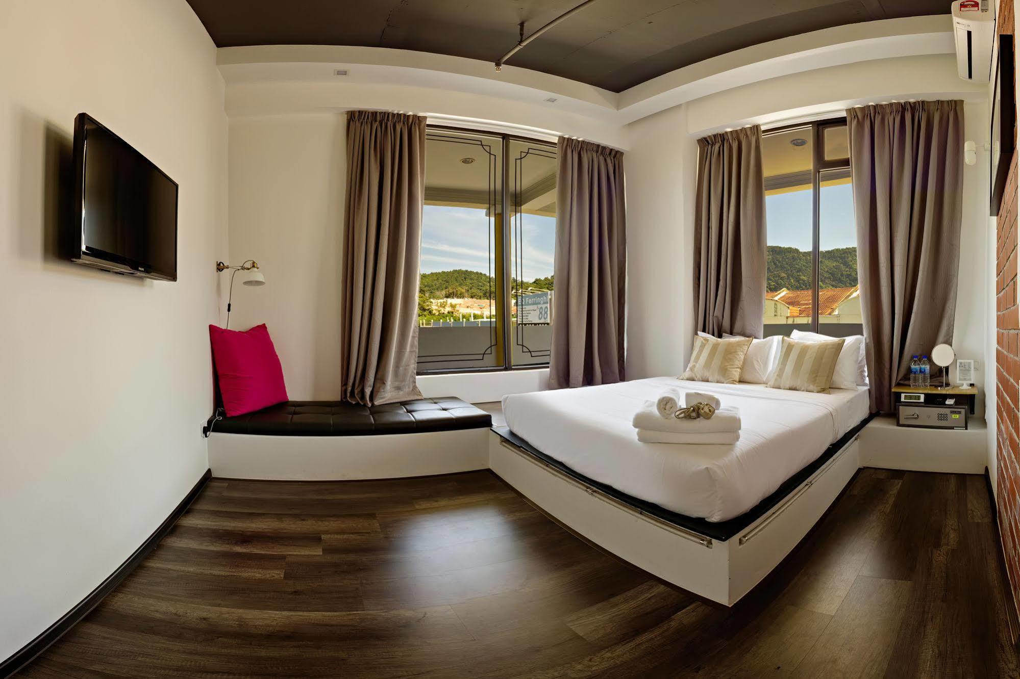 Roomies Suites Batu Ferringhi Exterior foto
