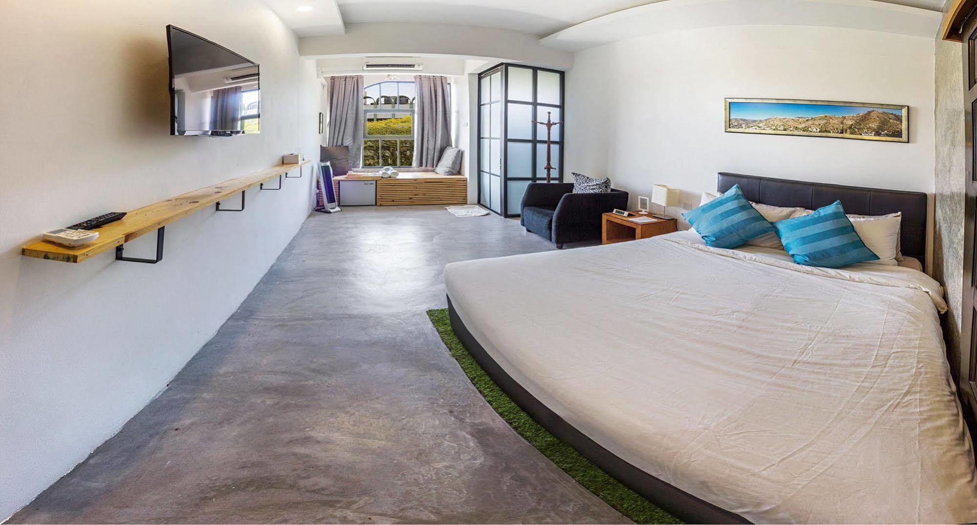 Roomies Suites Batu Ferringhi Exterior foto