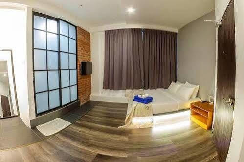 Roomies Suites Batu Ferringhi Exterior foto